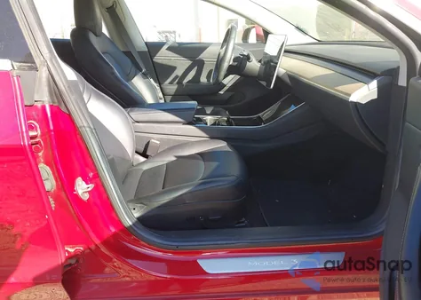 2018 Tesla Model 3 Long Range/Mid Range z USA, uszkodzony, nr VIN 5YJ3E1EA5JF011035